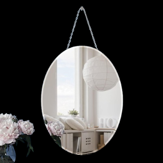 Espejo ovalado plateado con cadena de hierro.